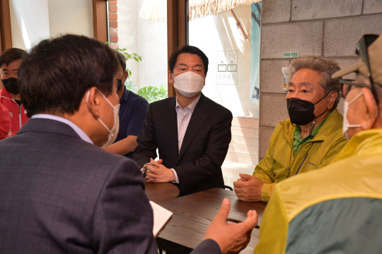 6ㆍ1 재·보궐선거 분당갑에 출마한 국민의힘 안철수 후보가 13일 오전 경기도 성남시 분당구 대장동의 한 카페에서 열린 대장동 원주민과의 간담회에서 참석자들의 발언을 듣고 있다.   [공동취재]